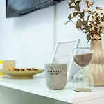 Boutique 1 Bedroom With Private Parking And Port View Βάρνα