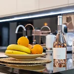 Boutique 1 Bedroom With Private Parking And Port View Appartement *
