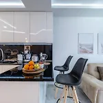 Appartement Boutique 1 Bedroom With Private Parking And Port View