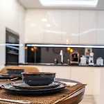 Boutique 1 Bedroom With Private Parking And Port View Διαμέρισμα *