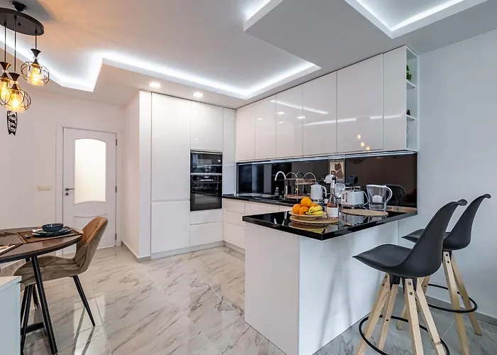 Boutique 1 Bedroom With Private Parking And Port View * Варна