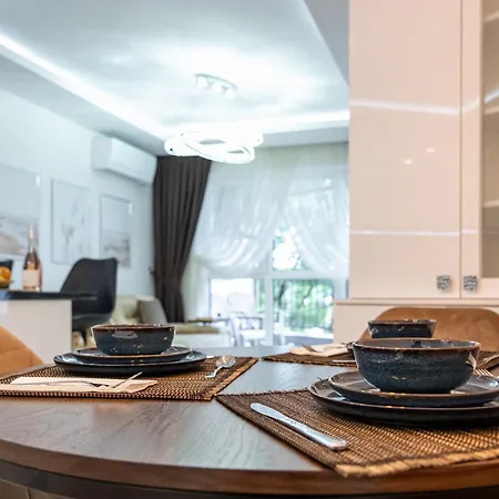 Boutique 1 Bedroom Apartment With Private Parking And Port View דירה *