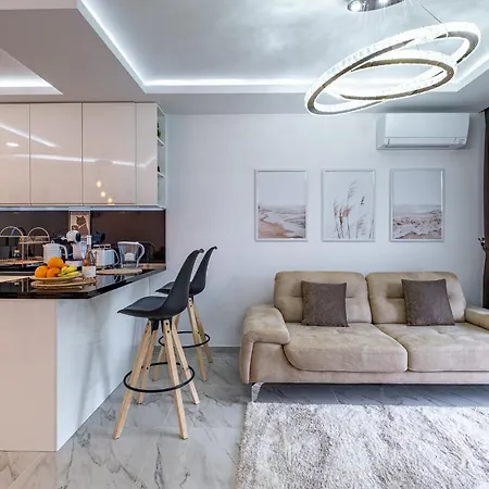 Boutique 1 Bedroom Apartment With Private Parking And Port View דירה *