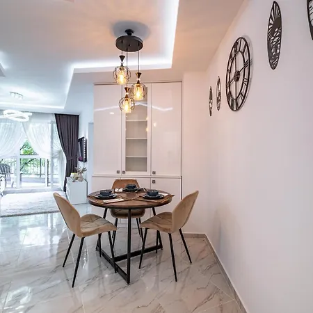 Boutique 1 Bedroom Apartment With Private Parking And Port View וארנה