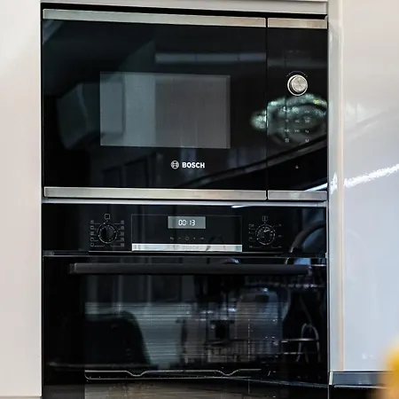 Boutique 1 Bedroom Apartment With Private Parking And Port View * וארנה