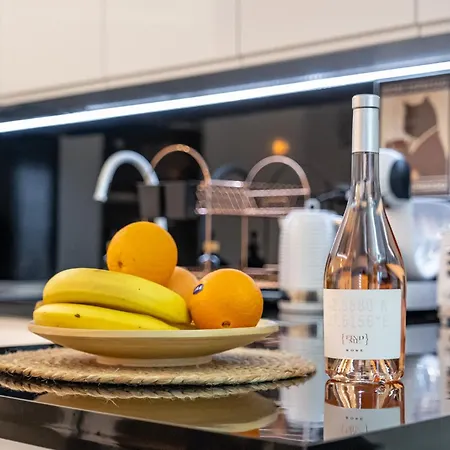 Boutique 1 Bedroom With Private Parking And Port View Apartment *