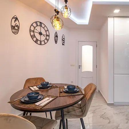 Boutique 1 Bedroom Apartment With Private Parking And Port View *