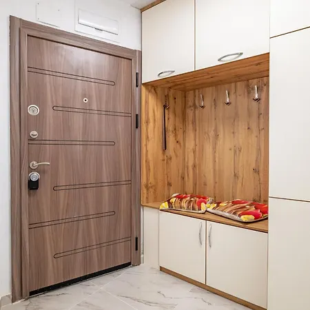 Boutique 1 Bedroom Apartment With Private Parking And Port View * וארנה