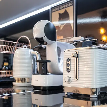 Boutique 1 Bedroom With Private Parking And Port View Apartment *