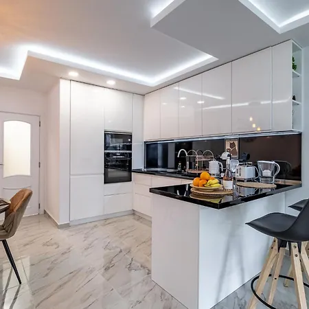 Boutique 1 Bedroom Apartment With Private Parking And Port View * וארנה