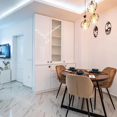 Boutique 1 Bedroom Apartment With Private Parking And Port View דירה *