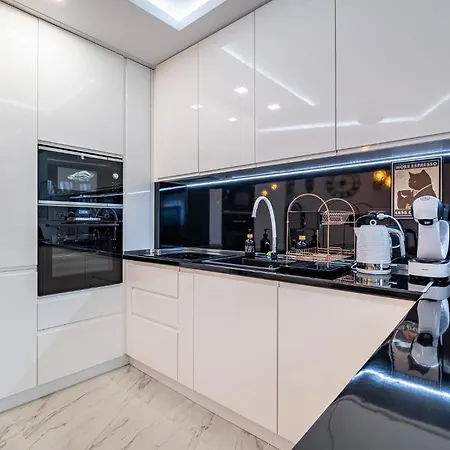 Boutique 1 Bedroom Apartment With Private Parking And Port View דירה *