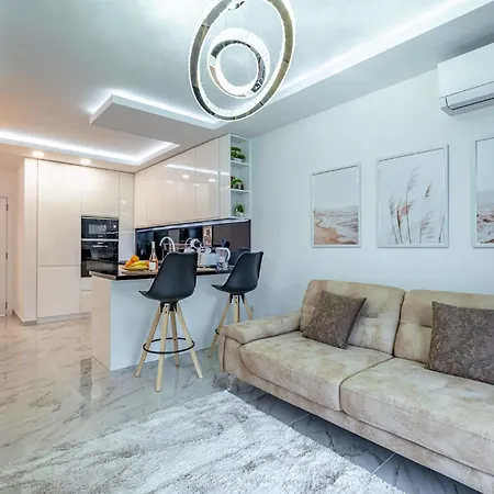 Boutique 1 Bedroom Apartment With Private Parking And Port View *