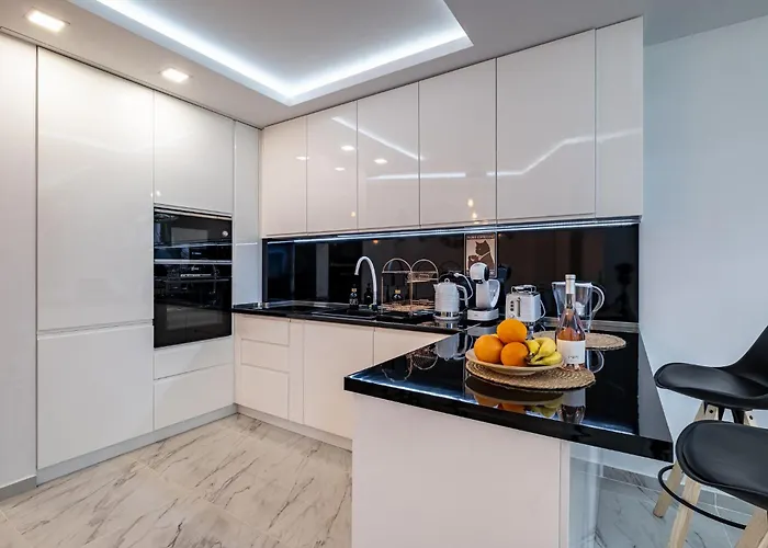 Boutique 1 Bedroom With Private Parking And Port View * וארנה